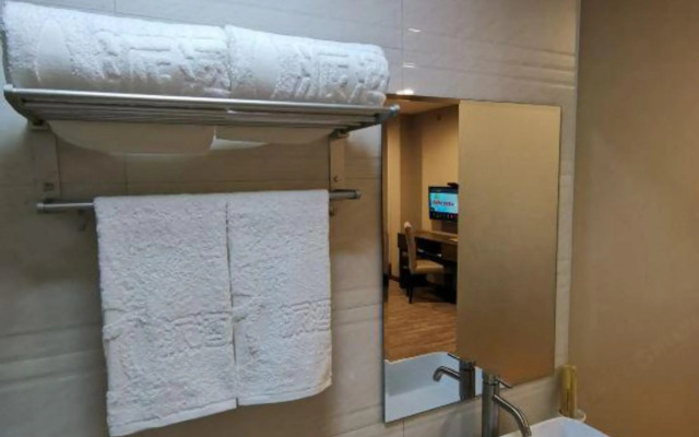 Pai Hotel (Zhongshan Xiaolan High Speed Railway Station Dongsheng State Banquet Branch)