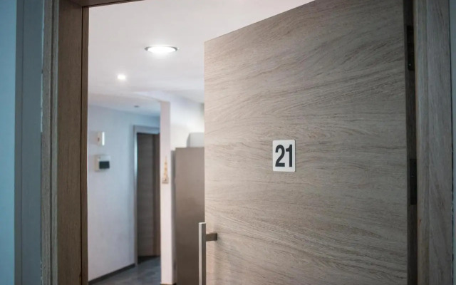 Renovated 2-bedroom flat with free parking, center