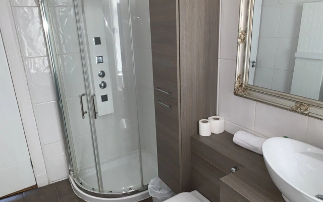 Village Tavern Apartment