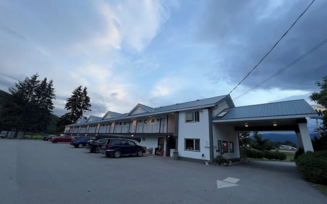 Monashee Motel