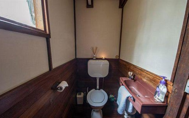 Margaret River Stone Cottages – Bathroom – Forest Grove