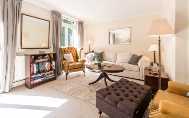 Elegant 3 Bedroom Home Located in South Kensington