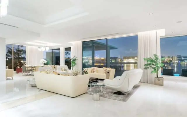 Beachfront 5BR Villa w Jacuzzi Pool on the Palm