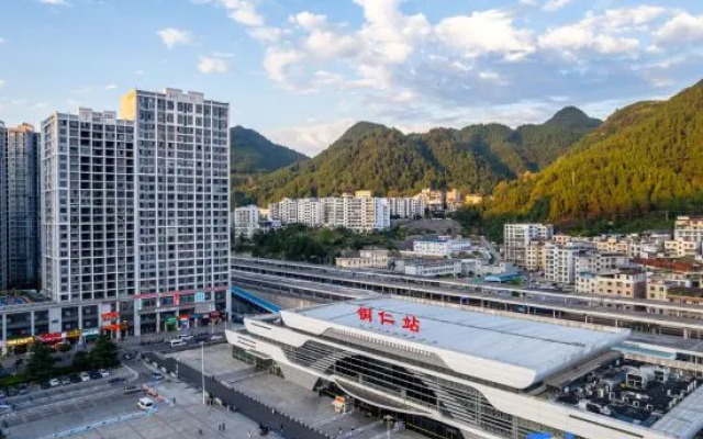 Yinfeng Hotel (Tongren High-speed Railway Station)