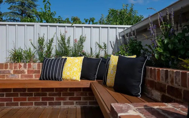 Waratah Up Douro - Your Innkeeper Mudgee