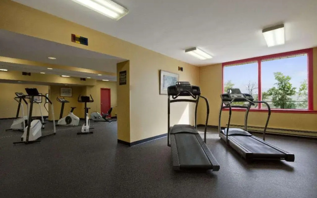 Travelodge Hotel by Wyndham Montreal Airport