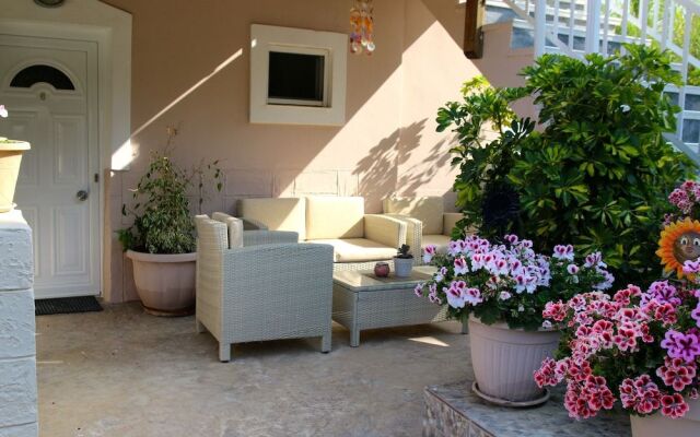 Santa Barbara Lakis Apartments