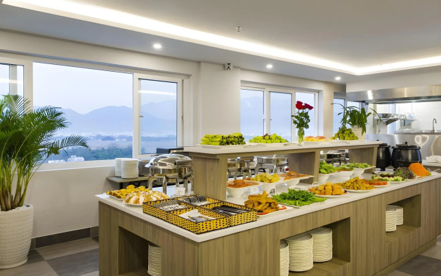 Maple Leaf Hotel & Apartment