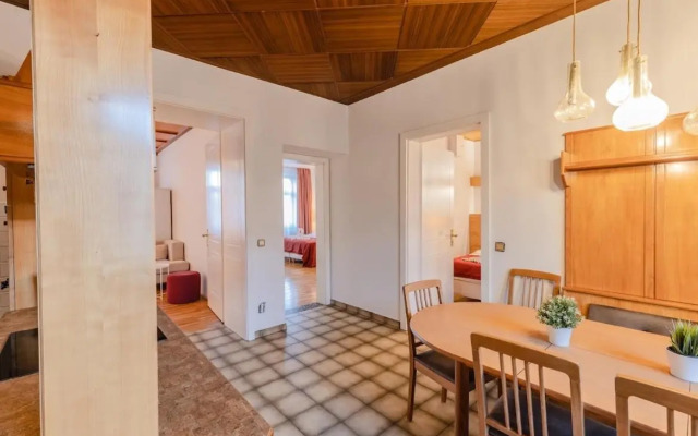 Rustic Apartment with 4 bedrooms Top 9