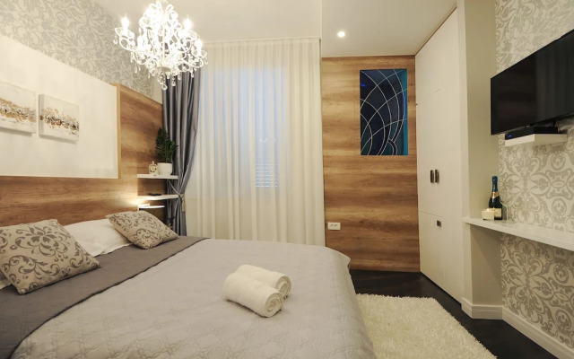 Silver & Gold Luxury Rooms