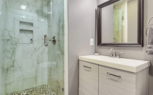 Vibrant Downtown Cincinnati Townhome w/ Sauna!