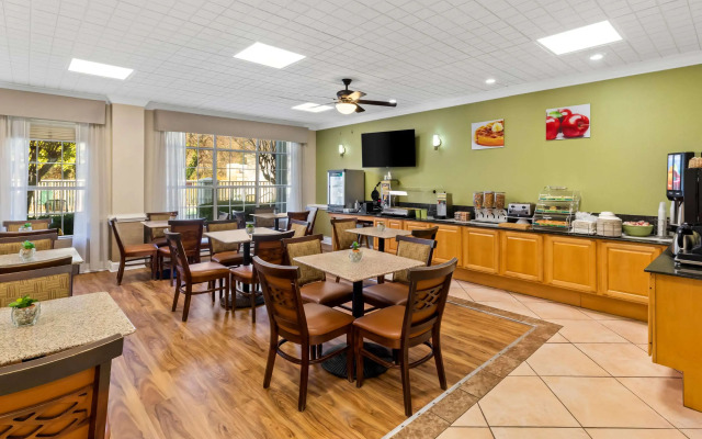 Quality Inn Fayetteville near Historic Downtown Square