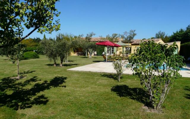 Agréable Villa Familiale Avec Piscine Chauffée, Grand Jardin, Située Proche du Centre du Village de Mouriès Au Coeur Des Alpilles, 10 Personnes, Ls1-140 Baguie Roso