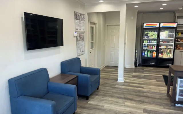 HomeTowne Studios & Suites by Red Roof Charlotte - Ballantyne