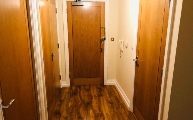 A Modern 2 Bed Luxury Apartment by River Thames