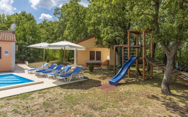 Holiday home Fragola with Outdoor Swimmingpool  in Tinjan