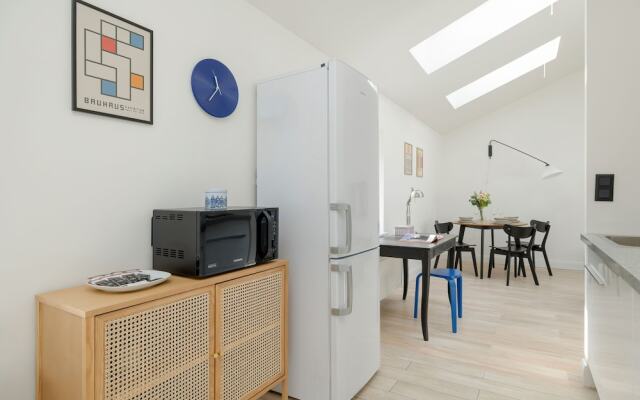 Bright Apartment Poznań by Renters