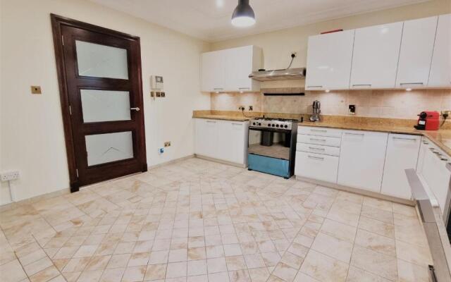 Palm Jumeirah Stunning 4BHK Villa