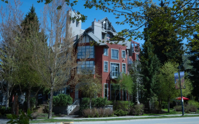 Alpenglow Lodge Sunny Studio with Sitting Area by MVA