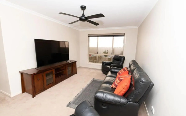 Centennial Cres, Modern, Entertaining Home, Sleeps 8