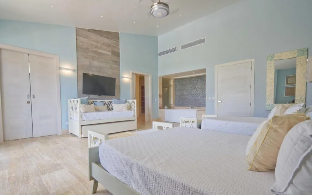 Modern Villa With Ocean View and Service Staff