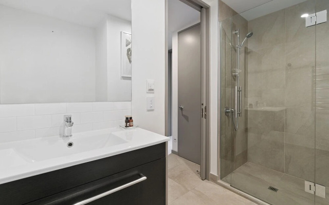 Central Location - Contemporary 2 Bedroom Aptm