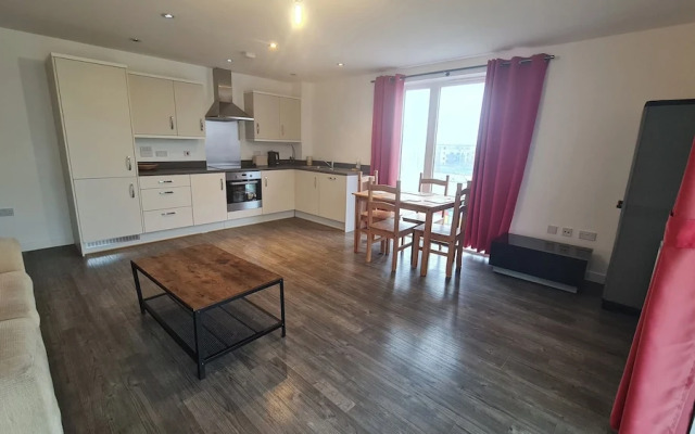 Barking 2 Bed Apt With Parking & Good Travel Links