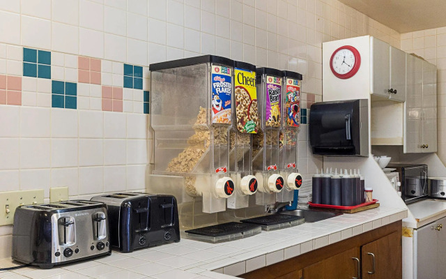 Econo Lodge Inn & Suites Fulton - Rockport