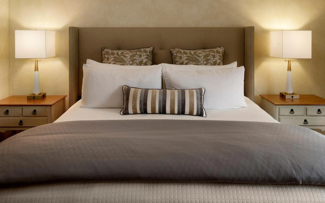 Pelican Inn & Suites