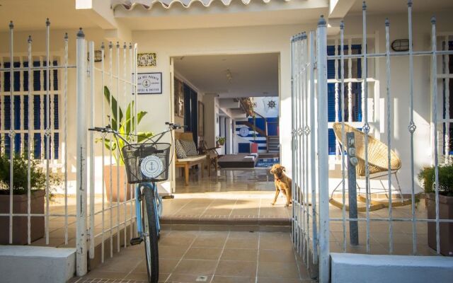 Casa del Puerto Hostel & Suites
