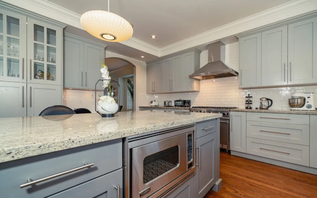 Elegant & Cozy Escape West Vancouver