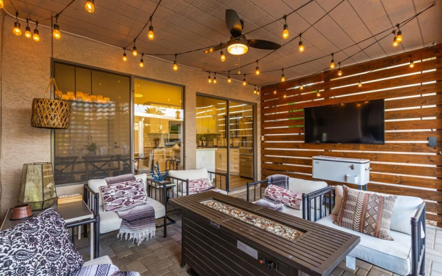 110th Scottsdale 3 Bedroom Home by RedAwning