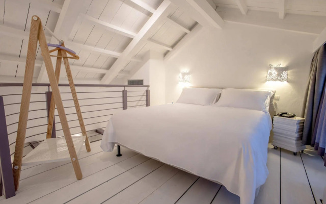 Uve Rooms & Wine Bar