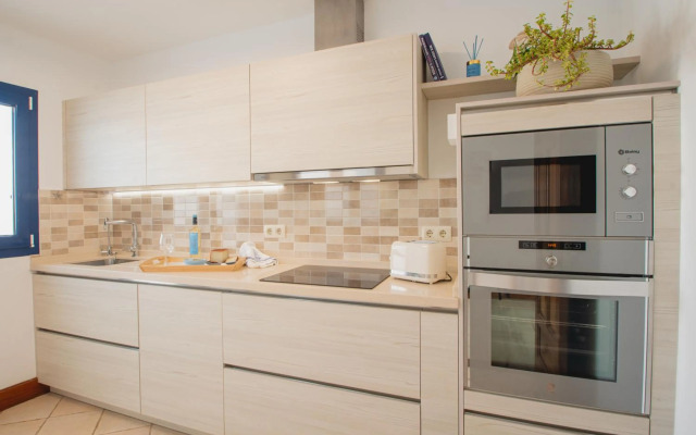 FRONTLINE VILLA 26, well-designed with a heated pool