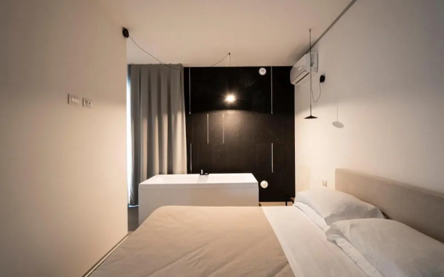 Alkamuri Posh Hotel Spa 107 Jacuzzi Suite