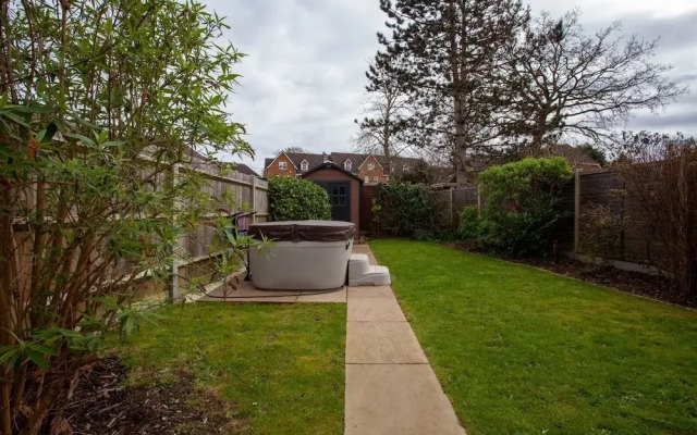 Hide Away House With Hot Tub and Driveway