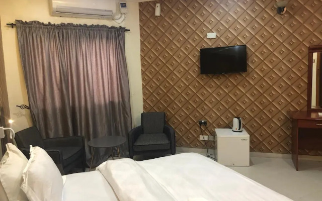 Solitude Hotel Yaba