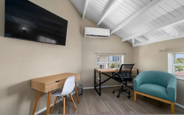 Renovated 4br2ba w Private Pool in Prime Location