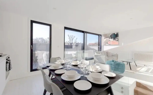 Unique and Sun Filled 2 Bedroom Flat With Balcony -hackney