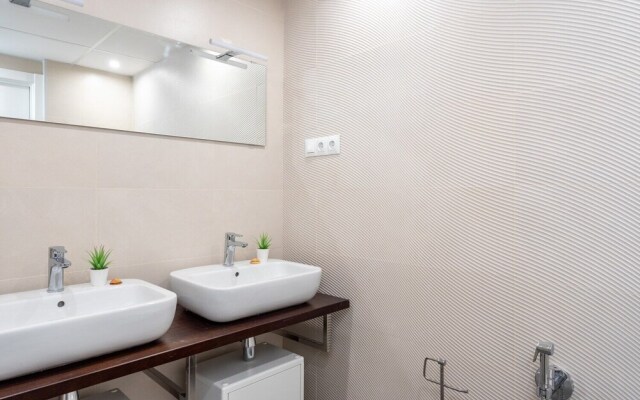 Central and Beachfront Apartment with Balcony Ref 131