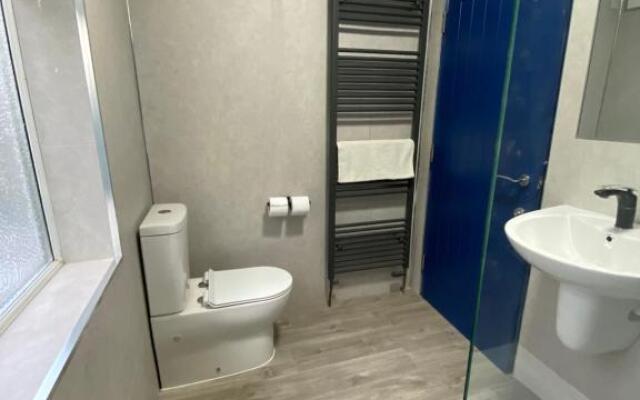 Harewood Lodge - Single and Double Rooms Self Serve Apartment