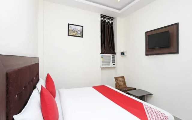 OYO Flagship 14468 Hotel Divine Ganges
