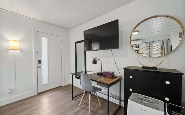 Chic City Retreat 97 Sleeps 2!