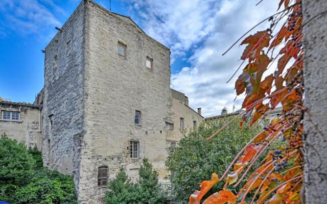 LA BALANCE DES DOMS - 1 MIN du PALAIS des PAPES - INTRA-MUROS