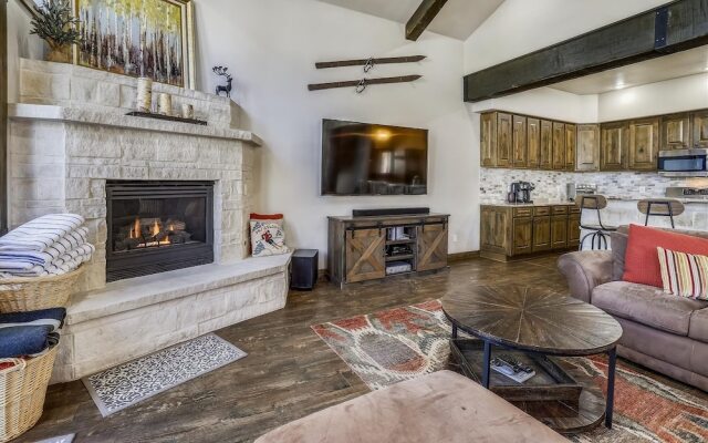 Highwood Hideaway 4 Bedroom Townhouse by RedAwning