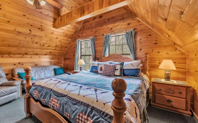 Cabin in the Woods w/ Hot Tub & Games!