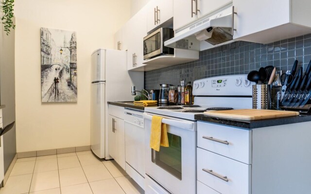 Comfy DT Loft w Parking Rooftop Patio BBQ Gym