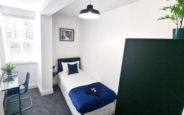 STYLISH 2 Bed APARTMENT WITH PARKING