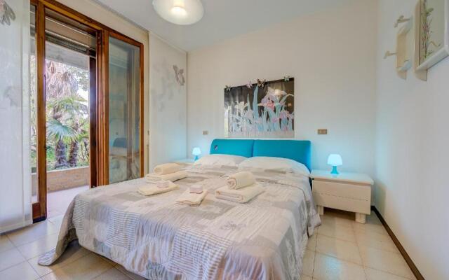 Lella Apartment Front Beach Garda Lake