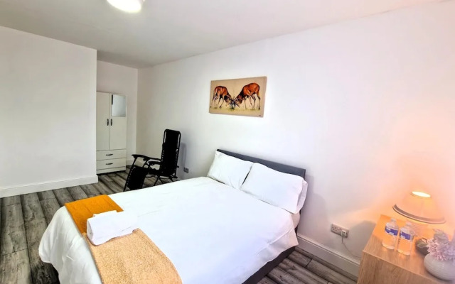 5 Bed Family Home Greater London, Free Parking